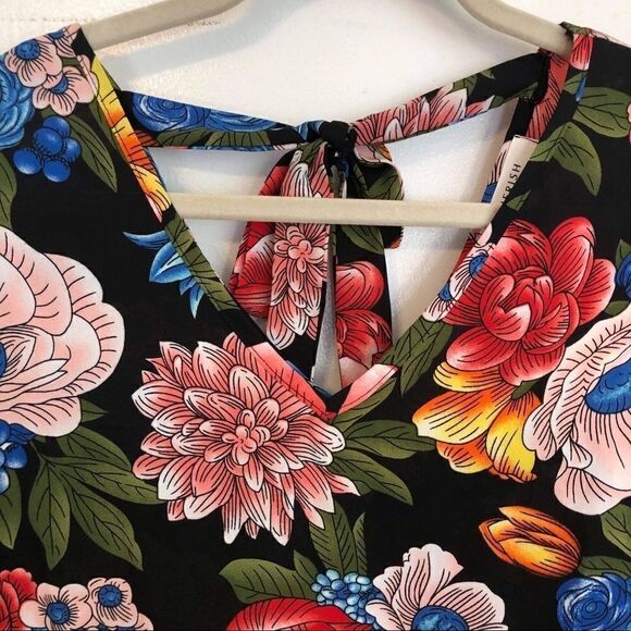 3/$25 Cherish Bell Sleeve Tie Back Floral Blouse .Size M - Picture 8 of 9